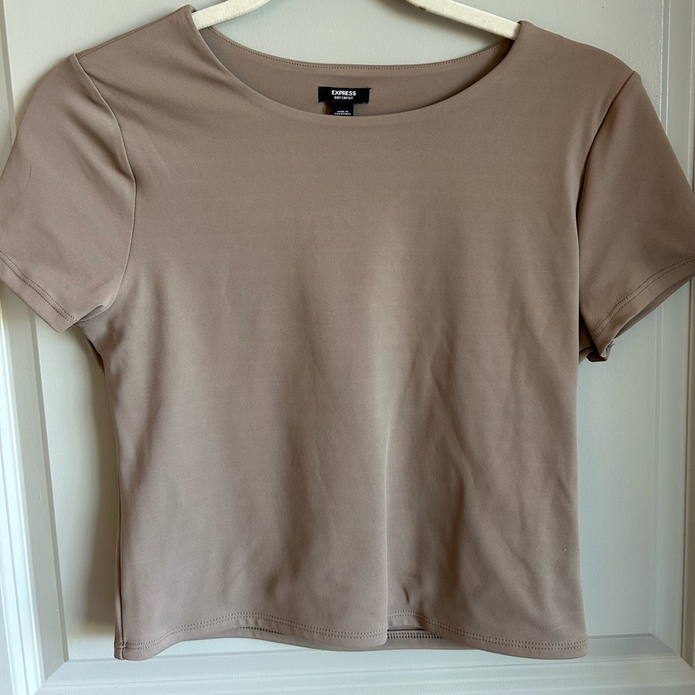 Cropped body contour tee